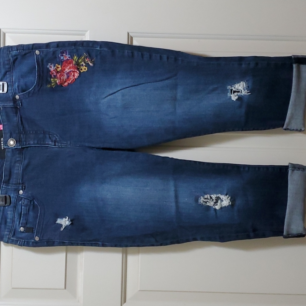 👖 TORRID Boyfriend cropped stretch distressed Jeans floral embroidered 18 👖